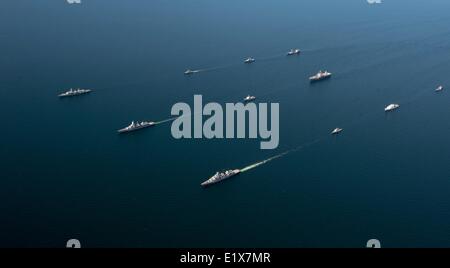 Marine Kriegsschiffe aus verschiedenen Nationen in der baltischen Region und den USA 6. Flottenkommando Schiff USS Mount Whitney im Gange in Bildung während der Übung Baltic Operations 9. Juni 2014 in der Ostsee ist. Stockfoto