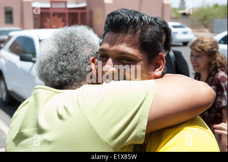 Tucson, Arizona, USA. 10. Juni 2014. DANIEL NEYOY RUIZ, mexikanischen nationalen Leben, arbeiten und zahlen Steuern in den USA seit 2005 erhielt einen Aufenthalt auf seine Abschiebung durch Immigration and Customs Enforcement, erlaubte ihm, Tucson, Arizona-Kirche zu verlassen, wo er und seine Familie Heiligtum fast einen Monat lang genommen haben. Ruiz Aufenthalt ist für ein Jahr gültig, und sein Anwalt bleibt die Hoffnung, dass er Anspruch auf Verlängerung - werden oder dass die Regierung einen Pfad zum regulären Einwanderung für Ruiz und Tausende andere in seiner Position zu erstellen. (Kredit-Bild: © Willen Seberger / Stockfoto