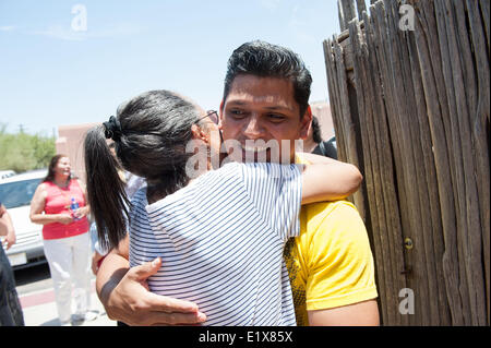 Tucson, Arizona, USA. 10. Juni 2014. DANIEL NEYOY RUIZ, mexikanischen nationalen Leben, arbeiten und zahlen Steuern in den USA seit 2005 erhielt einen Aufenthalt auf seine Abschiebung durch Immigration and Customs Enforcement, erlaubte ihm, Tucson, Arizona-Kirche zu verlassen, wo er und seine Familie Heiligtum fast einen Monat lang genommen haben. Ruiz Aufenthalt ist für ein Jahr gültig, und sein Anwalt bleibt die Hoffnung, dass er Anspruch auf Verlängerung - werden oder dass die Regierung einen Pfad zum regulären Einwanderung für Ruiz und Tausende andere in seiner Position zu erstellen. (Kredit-Bild: © Willen Seberger / Stockfoto