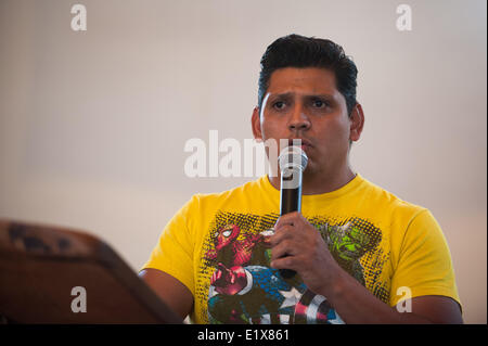 Tucson, Arizona, USA. 10. Juni 2014. DANIEL NEYOY RUIZ, mexikanischen nationalen Leben, arbeiten und zahlen Steuern in den USA seit 2005 erhielt einen Aufenthalt auf seine Abschiebung durch Immigration and Customs Enforcement, erlaubte ihm, Tucson, Arizona-Kirche zu verlassen, wo er und seine Familie Heiligtum fast einen Monat lang genommen haben. Ruiz Aufenthalt ist für ein Jahr gültig, und sein Anwalt bleibt die Hoffnung, dass er Anspruch auf Verlängerung - werden oder dass die Regierung einen Pfad zum regulären Einwanderung für Ruiz und Tausende andere in seiner Position zu erstellen. (Kredit-Bild: © Willen Seberger / Stockfoto