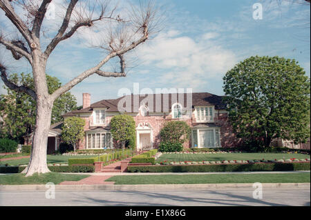 30. Januar 1999 - Beverly Hills, Kalifornien, USA - Jack Benny 2,5 Hektar großen Holmby Hills Haus gegenüber vom Hugh Hefners "Playboy Mansion". Es ist ein 1927 italienische Villa mit einer langen Auffahrt, eine Motorcourt für 30 Autos, einen Chauffeur Viertel, ein Ballsaal-Größe Wohnzimmer und sanften Wiesen. Es war der letzte Ort lebte der berühmte Komiker. Benny starb 1974 im Alter von 80 Jahren. Seine Frau von fast 50 Jahren, Mary Livingstone, lebte dort bis zu ihrem Tod bei 77 im Jahre 1983. Dann wurde das Haus im Erbrecht an West Los Angeles Geschäftsmann für etwa $ 3 Millionen verkauft. (Kredit-Bild: © Jonathan Alcorn / Stockfoto