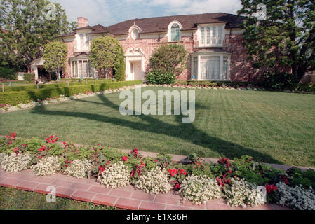 30. Januar 1999 - Beverly Hills, Kalifornien, USA - Jack Benny 2,5 Hektar großen Holmby Hills Haus gegenüber vom Hugh Hefners "Playboy Mansion". Es ist ein 1927 italienische Villa mit einer langen Auffahrt, eine Motorcourt für 30 Autos, einen Chauffeur Viertel, ein Ballsaal-Größe Wohnzimmer und sanften Wiesen. Es war der letzte Ort lebte der berühmte Komiker. Benny starb 1974 im Alter von 80 Jahren. Seine Frau von fast 50 Jahren, Mary Livingstone, lebte dort bis zu ihrem Tod bei 77 im Jahre 1983. Dann wurde das Haus im Erbrecht an West Los Angeles Geschäftsmann für etwa $ 3 Millionen verkauft. (Kredit-Bild: © Jonathan Alcorn / Stockfoto