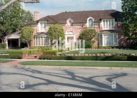30. Januar 1999 - Beverly Hills, Kalifornien, USA - Jack Benny 2,5 Hektar großen Holmby Hills Haus gegenüber vom Hugh Hefners "Playboy Mansion". Es ist ein 1927 italienische Villa mit einer langen Auffahrt, eine Motorcourt für 30 Autos, einen Chauffeur Viertel, ein Ballsaal-Größe Wohnzimmer und sanften Wiesen. Es war der letzte Ort lebte der berühmte Komiker. Benny starb 1974 im Alter von 80 Jahren. Seine Frau von fast 50 Jahren, Mary Livingstone, lebte dort bis zu ihrem Tod bei 77 im Jahre 1983. Dann wurde das Haus im Erbrecht an West Los Angeles Geschäftsmann für etwa $ 3 Millionen verkauft. (Kredit-Bild: © Jonathan Alcorn / Stockfoto