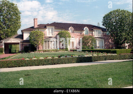 30. Januar 1999 - Beverly Hills, Kalifornien, USA - Jack Benny 2,5 Hektar großen Holmby Hills Haus gegenüber vom Hugh Hefners "Playboy Mansion". Es ist ein 1927 italienische Villa mit einer langen Auffahrt, eine Motorcourt für 30 Autos, einen Chauffeur Viertel, ein Ballsaal-Größe Wohnzimmer und sanften Wiesen. Es war der letzte Ort lebte der berühmte Komiker. Benny starb 1974 im Alter von 80 Jahren. Seine Frau von fast 50 Jahren, Mary Livingstone, lebte dort bis zu ihrem Tod bei 77 im Jahre 1983. Dann wurde das Haus im Erbrecht an West Los Angeles Geschäftsmann für etwa $ 3 Millionen verkauft. (Kredit-Bild: © Jonathan Alcorn / Stockfoto