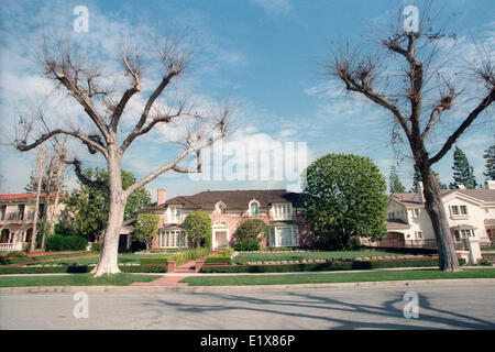 30. Januar 1999 - Beverly Hills, Kalifornien, USA - Jack Benny 2,5 Hektar großen Holmby Hills Haus gegenüber vom Hugh Hefners "Playboy Mansion". Es ist ein 1927 italienische Villa mit einer langen Auffahrt, eine Motorcourt für 30 Autos, einen Chauffeur Viertel, ein Ballsaal-Größe Wohnzimmer und sanften Wiesen. Es war der letzte Ort lebte der berühmte Komiker. Benny starb 1974 im Alter von 80 Jahren. Seine Frau von fast 50 Jahren, Mary Livingstone, lebte dort bis zu ihrem Tod bei 77 im Jahre 1983. Dann wurde das Haus im Erbrecht an West Los Angeles Geschäftsmann für etwa $ 3 Millionen verkauft. (Kredit-Bild: © Jonathan Alcorn / Stockfoto