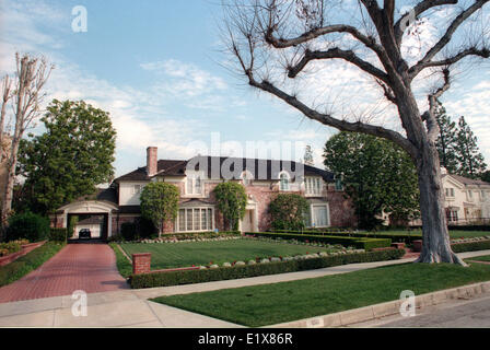 30. Januar 1999 - Beverly Hills, Kalifornien, USA - Jack Benny 2,5 Hektar großen Holmby Hills Haus gegenüber vom Hugh Hefners "Playboy Mansion". Es ist ein 1927 italienische Villa mit einer langen Auffahrt, eine Motorcourt für 30 Autos, einen Chauffeur Viertel, ein Ballsaal-Größe Wohnzimmer und sanften Wiesen. Es war der letzte Ort lebte der berühmte Komiker. Benny starb 1974 im Alter von 80 Jahren. Seine Frau von fast 50 Jahren, Mary Livingstone, lebte dort bis zu ihrem Tod bei 77 im Jahre 1983. Dann wurde das Haus im Erbrecht an West Los Angeles Geschäftsmann für etwa $ 3 Millionen verkauft. (Kredit-Bild: © Jonathan Alcorn / Stockfoto