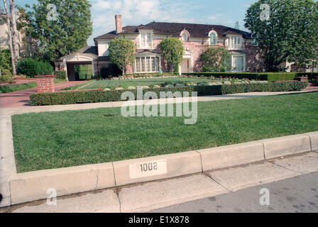 30. Januar 1999 - Beverly Hills, Kalifornien, USA - Jack Benny 2,5 Hektar großen Holmby Hills Haus gegenüber vom Hugh Hefners "Playboy Mansion". Es ist ein 1927 italienische Villa mit einer langen Auffahrt, eine Motorcourt für 30 Autos, einen Chauffeur Viertel, ein Ballsaal-Größe Wohnzimmer und sanften Wiesen. Es war der letzte Ort lebte der berühmte Komiker. Benny starb 1974 im Alter von 80 Jahren. Seine Frau von fast 50 Jahren, Mary Livingstone, lebte dort bis zu ihrem Tod bei 77 im Jahre 1983. Dann wurde das Haus im Erbrecht an West Los Angeles Geschäftsmann für etwa $ 3 Millionen verkauft. (Kredit-Bild: © Jonathan Alcorn / Stockfoto