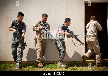 Republik von Korea Marines Durchführung von Schulungen zur Räumung Zimmer mit US-Marines aus dem 3rd Marine Regiment auf dem Truppenübungsplatz Boondocker 27. Mai 2014 an der Marine Corps Base Hawaii. Stockfoto