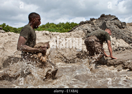 US Marines mit 2. Marine-Division cross ein Wasserhindernis während der 10. Marine Regiment König Spiele Wettbewerb Onslow Beach 29. Mai 2014 in Camp Lejeune, North Carolina Stockfoto