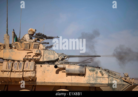 Ein US Marine Corps leicht gepanzertes Fahrzeug zugewiesen, die 22. Marine Expeditionary Unit eröffnet das Feuer während einer live-Feuer-Übung im Rahmen der Eager Lion 30. Mai 2014 in Jebel Petra, Jordanien Stockfoto