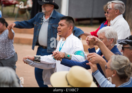 Cortez, Colorado - das Publikum verbindet die Oak Canyon Tänzer von Jemez Pueblo während des indischen Künste & Kulturfestivals. Stockfoto