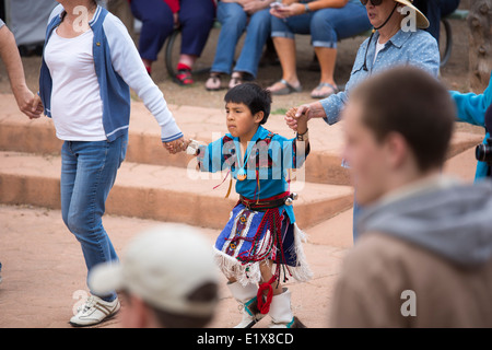 Cortez, Colorado - das Publikum verbindet die Oak Canyon Tänzer von Jemez Pueblo während des indischen Künste & Kulturfestivals. Stockfoto