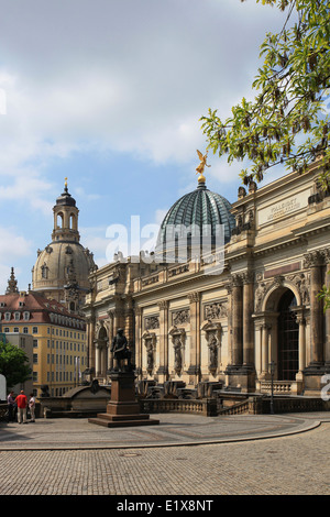 Gottfried Semper-Statue vor der Akademie der bildenden Künste an der Brühl ist die Terrasse und der Frauenkirche. Dresden, Deutschland. Stockfoto