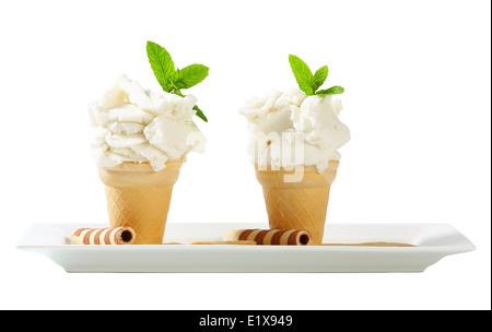 Frozen Yoghurt in Wafer Tassen Stockfoto