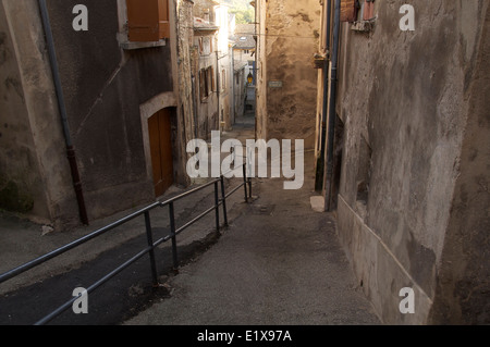 Rue Rochefort, eine schmale steile Gasse mit bröckeln alte Häuser auf beiden Seiten, das historische Stadtzentrum von Crest hinunter. La Drôme, Frankreich. Stockfoto