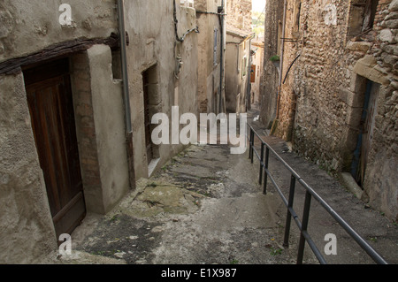 Rue Rochefort, eine schmale steile Gasse mit bröckeln alte Häuser auf beiden Seiten, das historische Stadtzentrum von Crest hinunter. La Drôme, Frankreich. Stockfoto