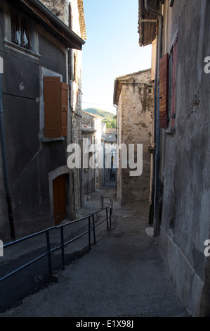 Rue Rochefort, eine schmale steile Gasse mit bröckeln alte Häuser auf beiden Seiten, das historische Stadtzentrum von Crest hinunter. La Drôme, Frankreich. Stockfoto