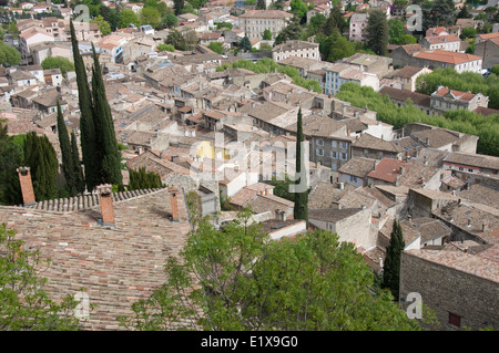 Mit Blick auf die malerische ungeordnete Dächer des alten historischen französischen Stadt des Wappens, von einem hohen Aussichtspunkt auf den Burgmauern. La Drôme in Frankreich. Stockfoto