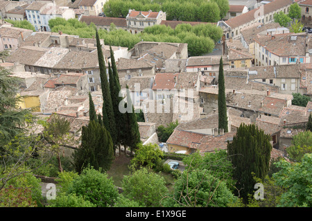 Mit Blick auf die malerische ungeordnete Dächer des alten historischen französischen Stadt des Wappens, von einem hohen Aussichtspunkt auf den Burgmauern. La Drôme in Frankreich. Stockfoto