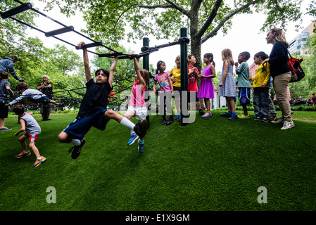 New York, NY - 10. Juni 2014 - spielen Studenten aus PS 41 auf den Hügeln im Washington Square Park © Stacy Walsh Rosenstock/Alamy Stockfoto