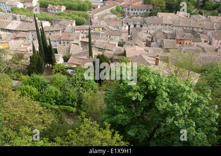 Mit Blick auf die malerische ungeordnete Dächer des alten historischen französischen Stadt des Wappens, von einem hohen Aussichtspunkt auf den Burgmauern. La Drôme in Frankreich. Stockfoto