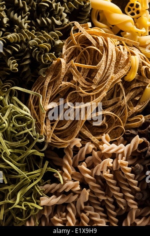 Verschiedene hausgemachte italienische Trockenteigwaren auf einem Hintergrund Stockfoto