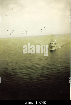 Dieses Foto zeigt London während des Zweiten Weltkriegs von 1941 bis 1945, eine Zeit, die durch den Blitz und ausgedehnte Luftangriffe gekennzeichnet war. London war ein zentraler Schwerpunkt der strategischen Bombardements durch die Achsenmächte, und diese Periode prägte die Kriegsgeschichte der Stadt. Stockfoto