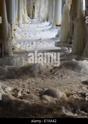 Winterlandschaft. Detail der alten Mole in Gdynia Orlowo Polen mit Eis Formationen Eiszapfen hautnah. Gefrorene Ostsee bedeckt mit Stockfoto