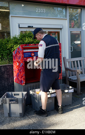 Canada Post Mitarbeiter leeren Postfächern in Kerrisdale, Vancouver, BC, Kanada Stockfoto