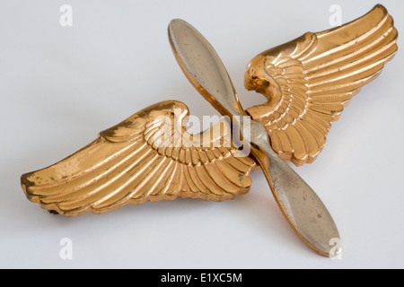 1940er Jahre Zweiter Weltkrieg gold Abzeichen pin Darstellung eines Flugzeug-Propellers und gefiederten Flügel Stockfoto