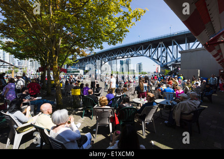 Menschen Essen und genießen Sie die Sonne auf Granville Island Public Market. Vancouver, British Columbia, Kanada. Stockfoto