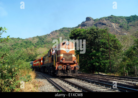 Indische Eisenbahn Zug Western Ghats Bergen bei Goa Karnataka Wald Grenze Indien auf der Durchreise Stockfoto