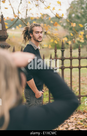junger Mann von einem Fotografen fotografiert werden Stockfoto