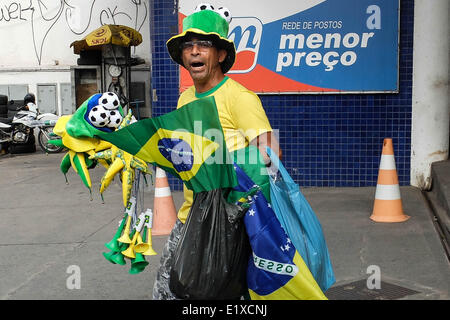 Salvador. 11. Juni 2014. Ein Mann verkauft Artikel aus dem World-Cup auf einer Straße in Salvador Bahia, 10. Juni 2014. die WM 2014 wird in Brasilien vom 12 Juni bis 13 Juli stattfinden. © Jhon Paz/Xinhua/Alamy Live-Nachrichten Stockfoto