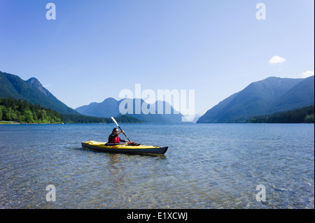 Kajakfahren auf Alouette See, Golden Ears Provincial Park, Maple Ridge, British Columbia, Kanada. Stockfoto