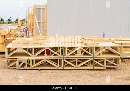 Stapel von Holzbalken und Gebäude Holz am Bau zitieren Stockfoto