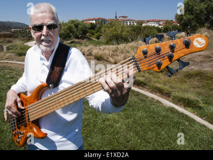 Dana Point, Kalifornien, USA. 10. August 2013. Musiker Max Bennet bereitet sich auf die Bühne am Dana Point Chili Cook Off auf Samstag, 10. August 2013, Bennett, gebürtig in Kansas City, wuchs jazz Bass zu spielen und Aufnahmen unter seinem eigenen Namen in den 1950er Jahren vor seinem Eintritt bei Bands wie The Monkees und The Partridge Family, Bennett arbeitete auch mit Peggy Lee, Ella Fitzgerald, Joni Mitchell, Joan Baez und Stan Kenton. Bennet lebt in Orange County, Kalifornien. © David Bro/ZUMAPRESS.com/Alamy Live-Nachrichten Stockfoto