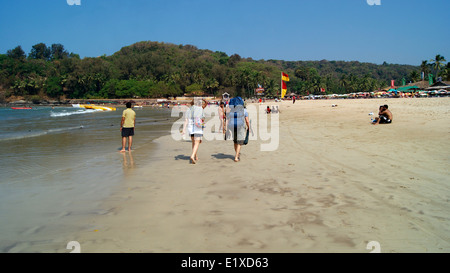 Touristen in Baga Beach Goa Indien Stockfoto