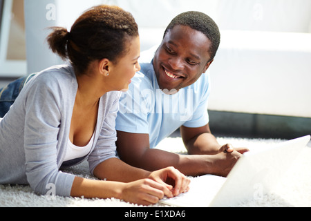 Bild der jungen afrikanischen paar Freizeitgestaltung zu Hause Stockfoto