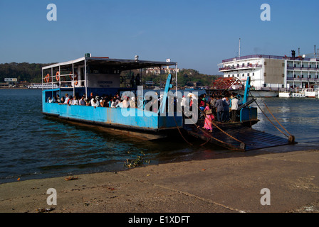 Wasser-Inlandstransporte in Goa Indien Vintage Ferry Boat Service jenseits des Flusses Mandovi Stockfoto