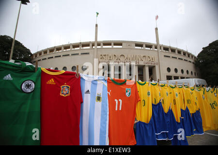 Sao Paulo, Brasilien. 10. Juni 2014. T-Shirts von Fußball-Nationalmannschaften werden für den Verkauf vor dem Pacaembu-Stadion in Sao Paulo, Brasilien, am 10. Juni 2014 angezeigt. Sao Paulo wird die Eröffnungsfeier der FIFA-WM Brasilien 2014 Gastgeber. Bildnachweis: Xinhua/Alamy Live-Nachrichten Stockfoto