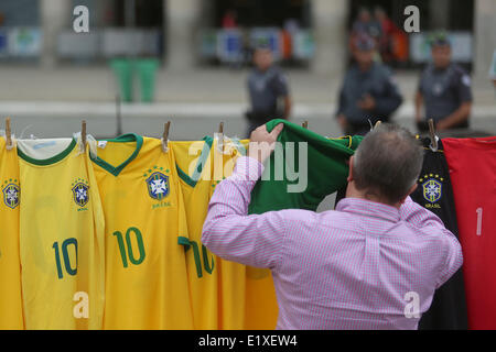 Sao Paulo, Brasilien. 10. Juni 2014. Ein Mann schaut T-shirts zum Verkauf vor dem Pacaembu-Stadion in Sao Paulo, Brasilien, am 10. Juni 2014. Sao Paulo wird die Eröffnungsfeier der FIFA-WM Brasilien 2014 Gastgeber. Bildnachweis: Xinhua/Alamy Live-Nachrichten Stockfoto