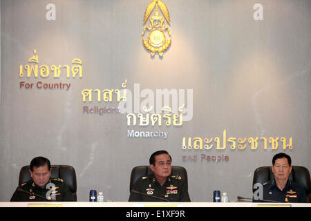 Bangkok, Thailand. 11. Juni 2014. Prayuth Chan-OCHA (C), Chief General des Nationalrates für Frieden und Ordnung (NCPO), spricht auf der Tagung des NCPO mit thailändischen Botschafter am Hauptsitz der Royal Thai Army in Bangkok, Thailand, 11. Juni 2014. Foto: © Pool thailändische Armee/Xinhua/Alamy Live-Nachrichten Stockfoto