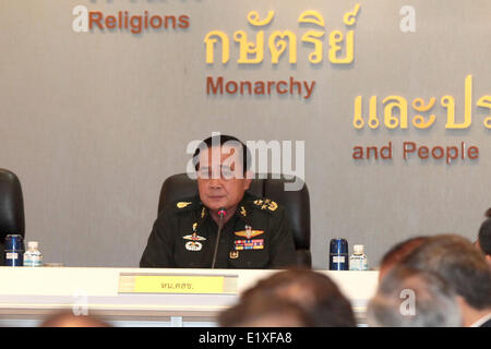 Bangkok, Thailand. 11. Juni 2014. Prayuth Chan-Ocha, Chief General des Nationalrates für Frieden und Ordnung (NCPO), spricht auf der Tagung des NCPO mit thailändischen Botschafter am Hauptsitz der Royal Thai Army in Bangkok, Thailand, 11. Juni 2014. Foto: © Pool thailändische Armee/Xinhua/Alamy Live-Nachrichten Stockfoto