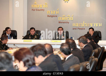 Bangkok, Thailand. 11. Juni 2014. Prayuth Chan-Ocha (2. R), Chief General des Nationalrates für Frieden und Ordnung (NCPO), spricht auf der Tagung des NCPO mit thailändischen Botschafter am Hauptsitz der Royal Thai Army in Bangkok, Thailand, 11. Juni 2014. Foto: © Pool thailändische Armee/Xinhua/Alamy Live-Nachrichten Stockfoto