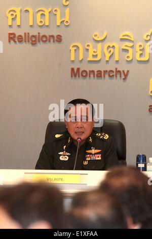 Bangkok, Thailand. 11. Juni 2014. Prayuth Chan-Ocha, Chief General des Nationalrates für Frieden und Ordnung (NCPO), spricht auf der Tagung des NCPO mit thailändischen Botschafter am Hauptsitz der Royal Thai Army in Bangkok, Thailand, 11. Juni 2014. Foto: © Pool thailändische Armee/Xinhua/Alamy Live-Nachrichten Stockfoto