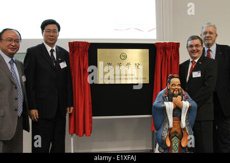 (140611)--EDINBURGH, 11. Juni 2014 (Xinhua)--schottischen Schrank-Sekretärin für Bildung und lebenslanges Lernen Mike Russell (1. R), Principal und Vice-Chancellor der Heriot-Watt University Steve Chapman (2. R), Minister Botschaftsrat für Bildung bei der chinesischen Botschaft im Vereinigten Königreich Shen Yang (1. L) und Präsident der Tianjin University für Finanzen und Wirtschaft Li Weian (2. L), enthüllen das Konfuzius-Institut in Edinburgh , Schottland, Großbritannien, 10. Juni 2014. Das schottische Konfuzius-Institut für Business und Kommunikation am Dienstag startete offiziell an der Heriot-Watt University in Sc Stockfoto