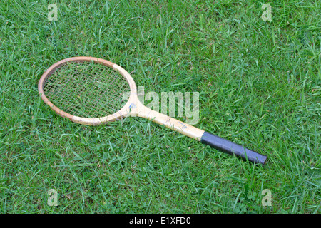 Alten Dunlop unbesiegbar Denyer Tennisschläger verworfen auf Rasen Stockfoto