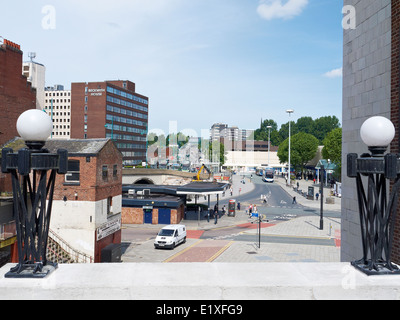 Blick in die A6 in Richtung Wellington Road North mit Mersey Quadrat in Stockport Cheshire UK Stockfoto