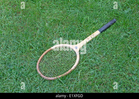 Alten Dunlop unbesiegbar Denyer Tennisschläger verworfen auf Rasen Stockfoto